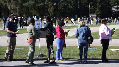 voter in line